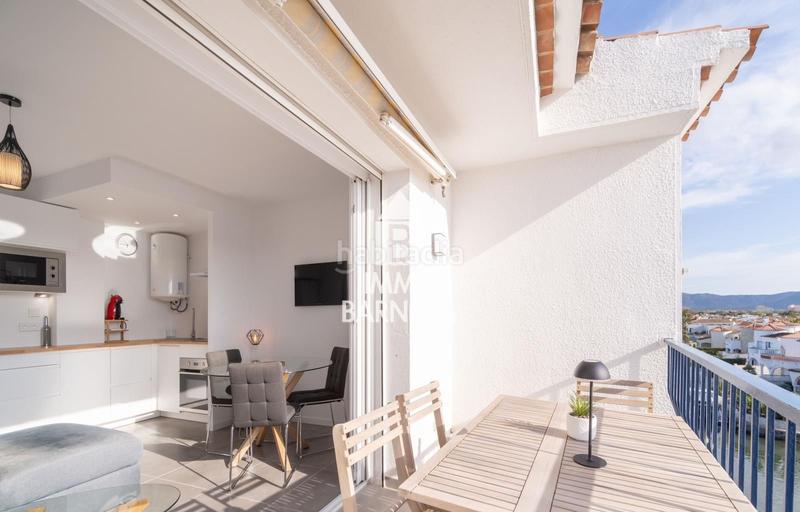 Foto 20fadd55-c027-44aa-96a3-150e65d57aca. Piso en port empordà 85 precioso apartamento en la última planta con vistas al canal y amarre privado en Empuriabrava