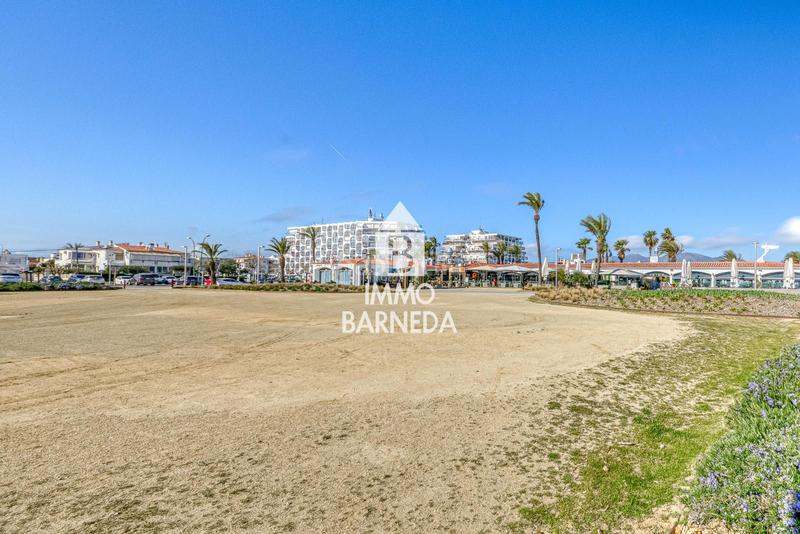 Foto 4bb8cb55-e6eb-46dc-85f3-d6e70619b2ab. Piso en port empordà 85 precioso apartamento en la última planta con vistas al canal y amarre privado en Empuriabrava