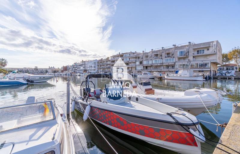 Foto af169fe0-9e9b-4bc5-b177-7f49e7af1fb1. Piso en port empordà 85 precioso apartamento en la última planta con vistas al canal y amarre privado en Empuriabrava
