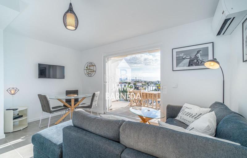 Foto c0c69dff-ace2-4f42-9fb8-f16c16429534. Piso en port empordà 85 precioso apartamento en la última planta con vistas al canal y amarre privado en Empuriabrava