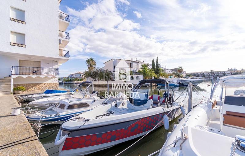 Foto d88bb00e-3fb8-4b90-98e9-374df00b8135. Piso en port empordà 85 precioso apartamento en la última planta con vistas al canal y amarre privado en Empuriabrava