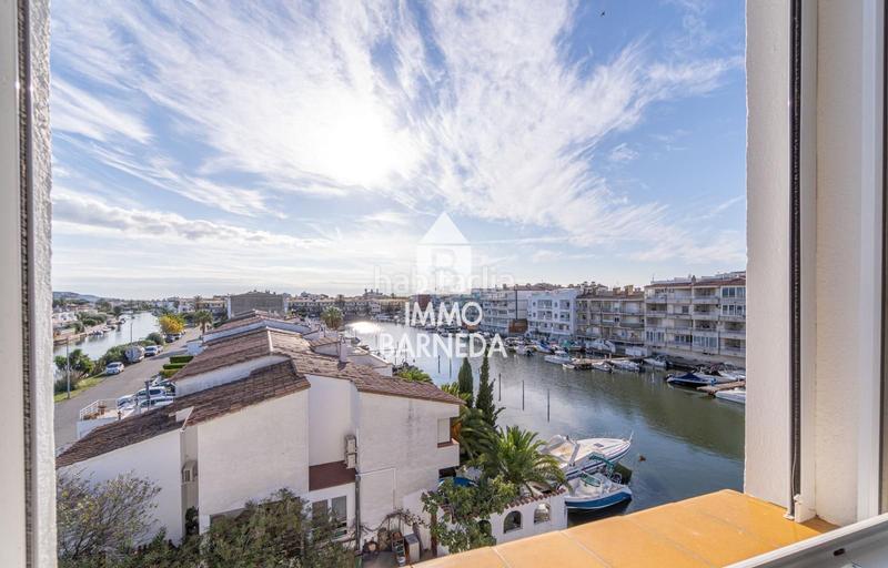 Foto dcd2a8c0-5256-4e92-ab1d-d8c9ae15750a. Piso en port empordà 85 precioso apartamento en la última planta con vistas al canal y amarre privado en Empuriabrava