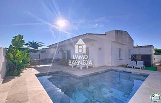 Chalet  Alberes 37b. En venta  casa en planta baja con piscina en empuriabrava