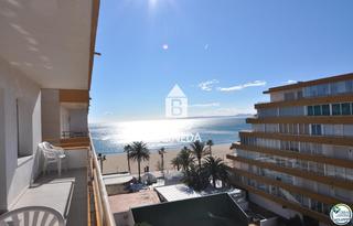 Pis a De la platja 11. Apartamento en primera línea de mar con licencia turística en ro
