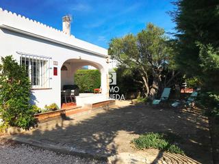 Chalet  Urgell 11. Casa con amplio jardín en venta en mas boscà roses