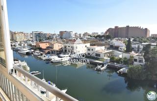 Pis  De la platja 99. Bonito apartamento con gran terraza acristalada, vistas al canal