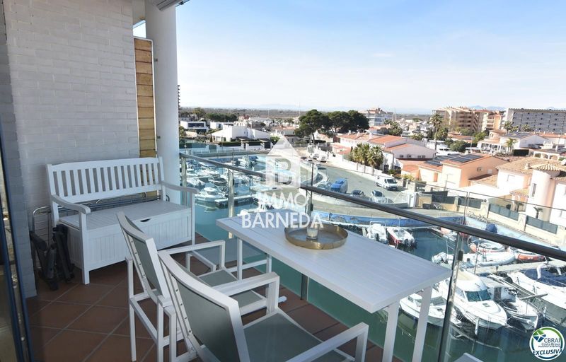 Foto a2b0da87-1f90-46d2-9ea5-14d392525d99. Piso en del cap de la gola 28 encantador apartamento con licencia turística y vistas al canal en Roses