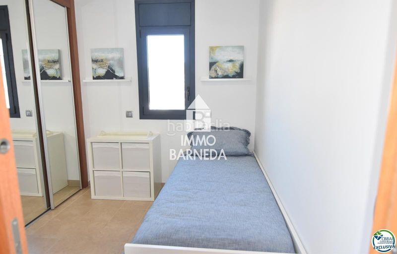 Foto d3e37275-fd47-4bf7-b9a2-34f9d500110f. Piso en del cap de la gola 28 encantador apartamento con licencia turística y vistas al canal en Roses