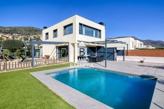 Chalet in Andorra 1. Casa moderna con piscina y jard�n en mas isaac, palau saverdera
