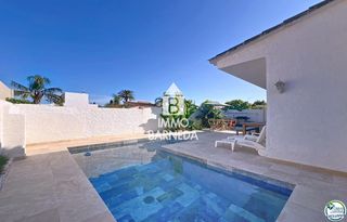 Chalet in Alberes 37. Oportunidad  casa de una planta con piscina en empuriabrava
