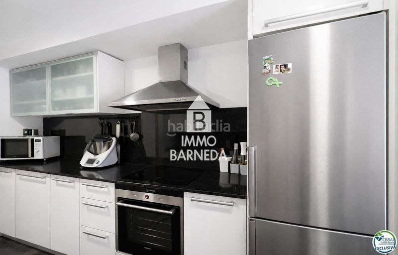 Foto 5ca1d8d2-6383-46f3-b35d-b63c1064ff07. Pis amb calefacció aparcament a Centre Roses