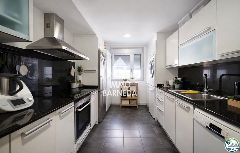 Foto 6b7674f3-b5a0-4232-be5f-fc70f88de073. Pis amb calefacció aparcament a Centre Roses