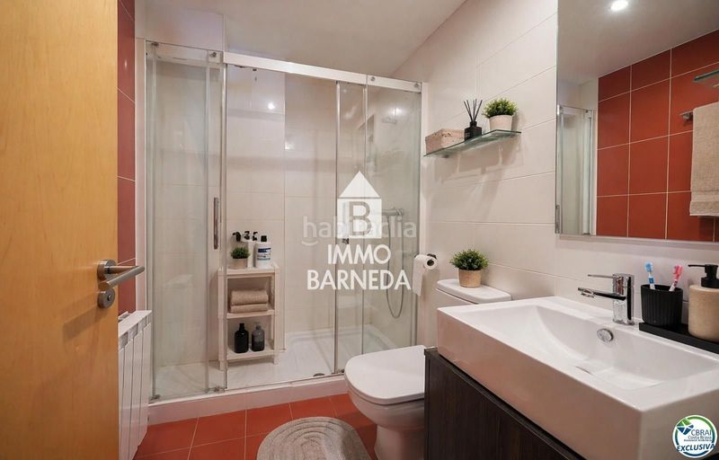 Foto d2530755-792c-405e-9b5e-e4f8416f18f3. Pis amb calefacció aparcament a Centre Roses