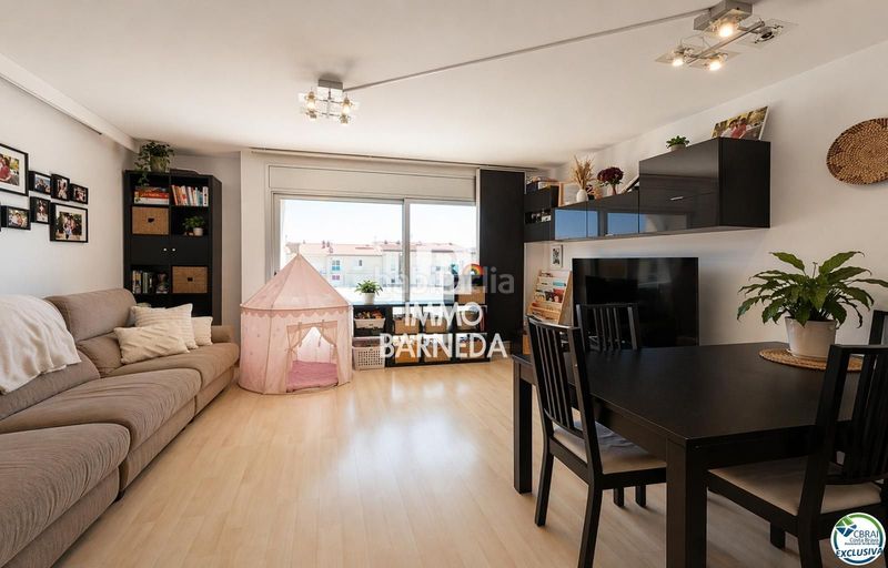 Foto dfe4bb68-e579-4756-b90f-c47675ec4eef. Pis amb calefacció aparcament a Centre Roses