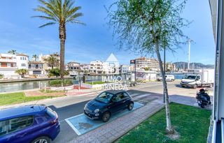 Appartement à Poblat típic 19. Planta baja en empuriabrava  con vistas  al canal