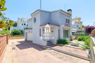 Chalet  De la barca 16. Casa completamente reformada con jardín y garaje a 200 metros de