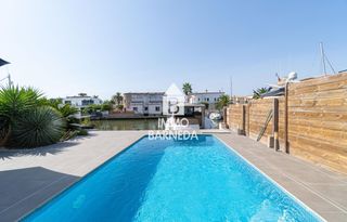 Chalet  Del port joan 51. Elegante villa con piscina, amarre y acceso directo al canal de