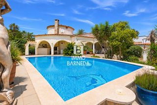 Haus  Freser 11. Villa en canal ancho con piscina privada y amarre de 16,50 m en