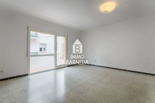 Pis  De cristofòr colom 41. Vive roses a pie amplio piso con 3 dormitorios y 2 terrazas a 35