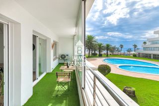 Appartement à Gola de l'estany 16. Apartamento reformado en primera línea de mar con licencia turís
