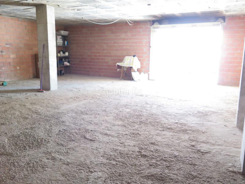 Foto dbc89237-738f-4bdf-b0b8-e15fb2b6bdfe. Alquiler local comercial amplio local junto parc sant jordi en Terrassa