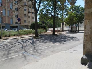 Lloguer Local Comercial  Plaça de josep freixa i argemí. Amplio local junto parc sant jordi