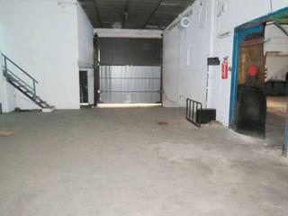 Alquiler Nave industrial en Gràcia. Alquiler solar cuberto
