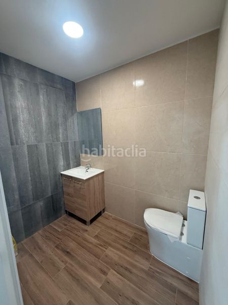 Foto b3e14f54-a111-40f3-aded-2419b3b7b627. Local comercial a La Gavarra Cornellà de Llobregat