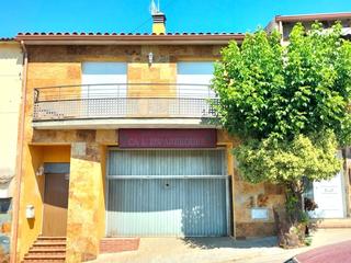 Xalet a Calle mosqueroles 14. Casa adosada seminueva de 232m2 del 2005 con terrazas de 100m2