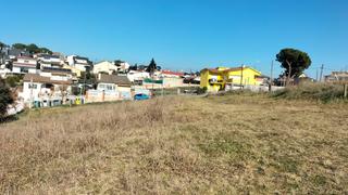 Terreno residencial en Carrer carrer del port de la selva 4. Pacerla de 694m2 para edificar casa a tres vientos de 380m2.