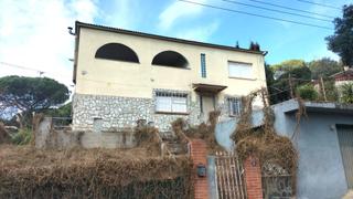 Casa  Carrer angel guimera. Gran casa en zona natural de 322m2 sobre parcela de 715m2.