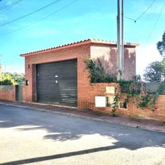 Casa  Carrer cellecs. Casa independiente de 277m2 del ao 2006 sobre parcela de 440m2.