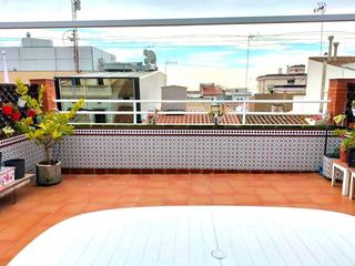 Miete Etagenwohnung  Carrer carrer de sant antoni. Dúplex en tercera línea de mar con terraza en zona peatonal.