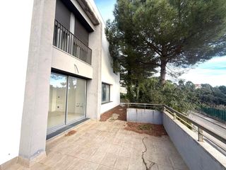 Casa  Carrer tomas breton. Casa seminueva 3 habitaciones y 3 ba�os con garaje y jard�n  en