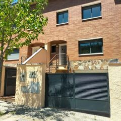 Reihenhaus  Carrer surera la. Casa adosada seminueva de 180m2 y 74m2 de patio en entorno preci