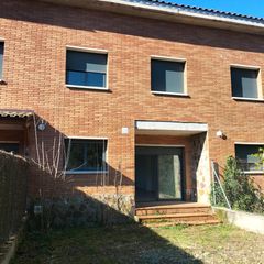 Semi detached house in Vallgorguina. Casa adosada seminueva de 180m2 y 74m2 de patio en entorno preci
