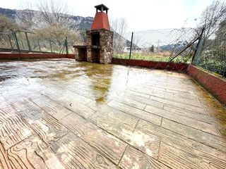 Pis  Carrer font d'en pinos. Planta baja grande con balcón y gran terraza en aiguafreda