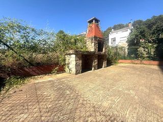 Flat  Carrer font d'en pinos. Planta baja grande con balcón y gran terraza en aiguafreda