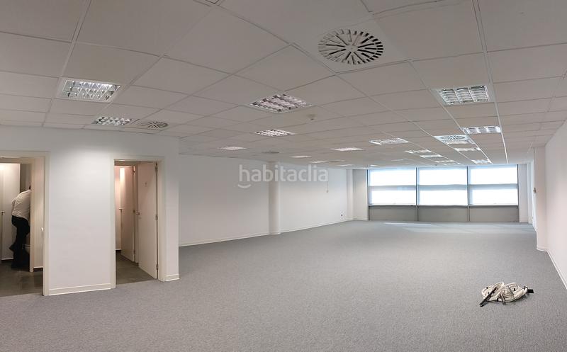 Foto fe346393-291e-454d-9d63-75f3856a63a7. Rent office space in avenida del maresme 44 in El Remei Badalona
