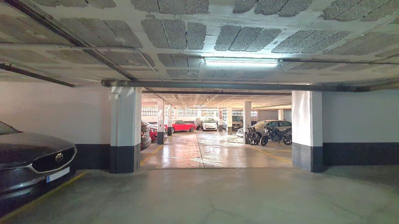 Foto aa8509ff-fb80-4ee7-a37b-07dcec12dc29. Aparcament cotxe a Centre Sant Just Desvern