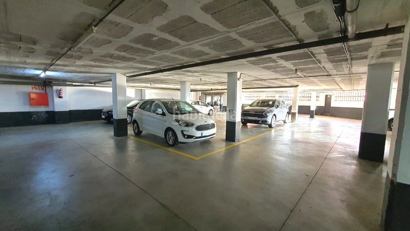 Foto cc035020-23c2-44eb-b171-e2f507348fb0. Aparcament cotxe a Centre Sant Just Desvern