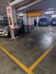Aparcament cotxe  Carrer antiga travessera. Plaza de parking ideal para coche grande y moto