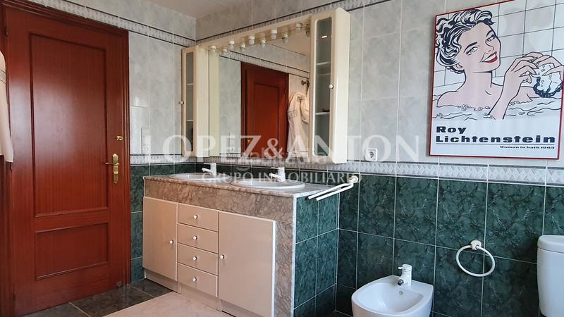 Foto fb22027c-4eb3-48f8-8c27-652d2f435304. Xalet amb calefacció aparcament piscina a Entrepinos Eliana (l´)