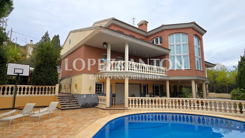 Foto ce8a92a3-174d-4465-ac05-160921218423. Chalet with fireplace parking pool in Benaguasil