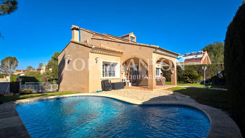 Foto 292dd43d-c018-427a-86cd-13f156bba8a0. Chalet con camino riscaldamento parcheggio piscina in Eliana (l´)