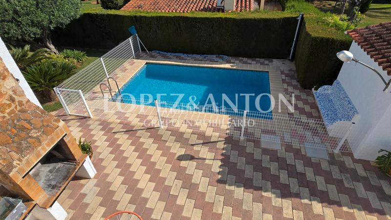 Foto 9e654cc2-57c7-45c3-b493-bf0c958005d9. Xalet amb xemeneia calefacció aparcament piscina a Eliana (l´)