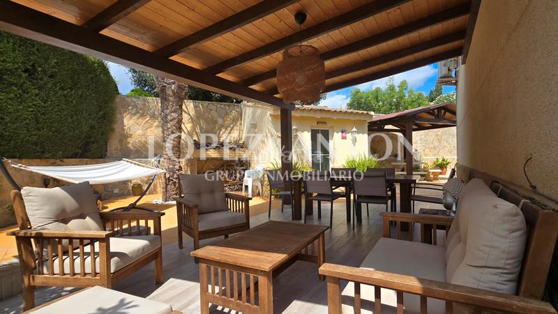 Foto f44d51f6-cd2e-4ef1-83c7-7ac00f8ed6a4. Chalet con riscaldamento parcheggio piscina in Montealegre Eliana (l´)