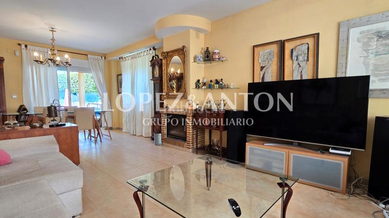 Foto 2b84bb3f-9d52-42f6-97d9-ff333ab4e2ce. Xalet amb xemeneia calefacció aparcament piscina a Eliana (l´)