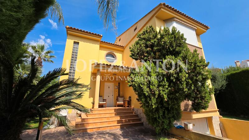 Foto 40a900ab-d0b8-4c61-9257-a1b4c928660a. Xalet amb xemeneia calefacció aparcament piscina a Eliana (l´)