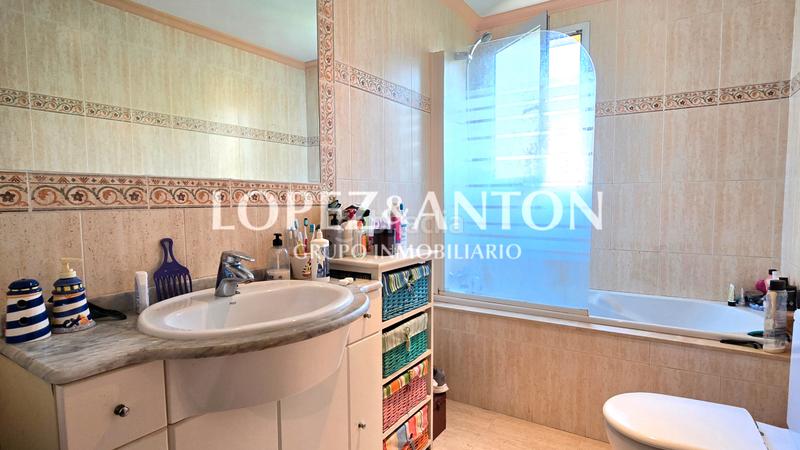 Foto f7da2f38-b457-41cf-8de4-b937476e9f8e. Xalet amb xemeneia calefacció aparcament piscina a Eliana (l´)